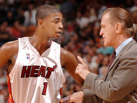 Forward Dorell Wright gets instruction from Heat coach Pat Riley during the 2005-06 season. (蜜兔直播 file.)