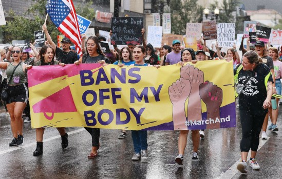 Demonstrators march in the rain during an abortion rights rally in downtown Orlando on Monday, June 27, 2022. The rally is in response to the U.S. Supreme Court overturning Roe v. Wade. (Stephen M. Dowell/Orlando Sentinel/TNS) ** OUTS – ELSENT, FPG, TCN – OUTS **

