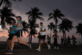 Runners head north from the start of the Publix A1A Marathon in Fort Lauderdale on Sunday. (Joe Cavaretta/South Florida 蜜兔直播)